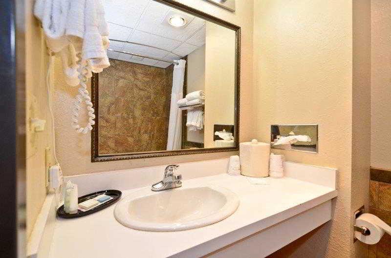 Revel Hotel Minot - Surestay Collection By Best Western Екстер'єр фото