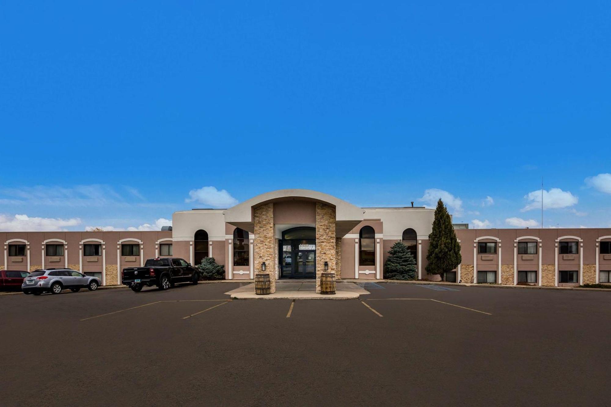 Revel Hotel Minot - Surestay Collection By Best Western Екстер'єр фото