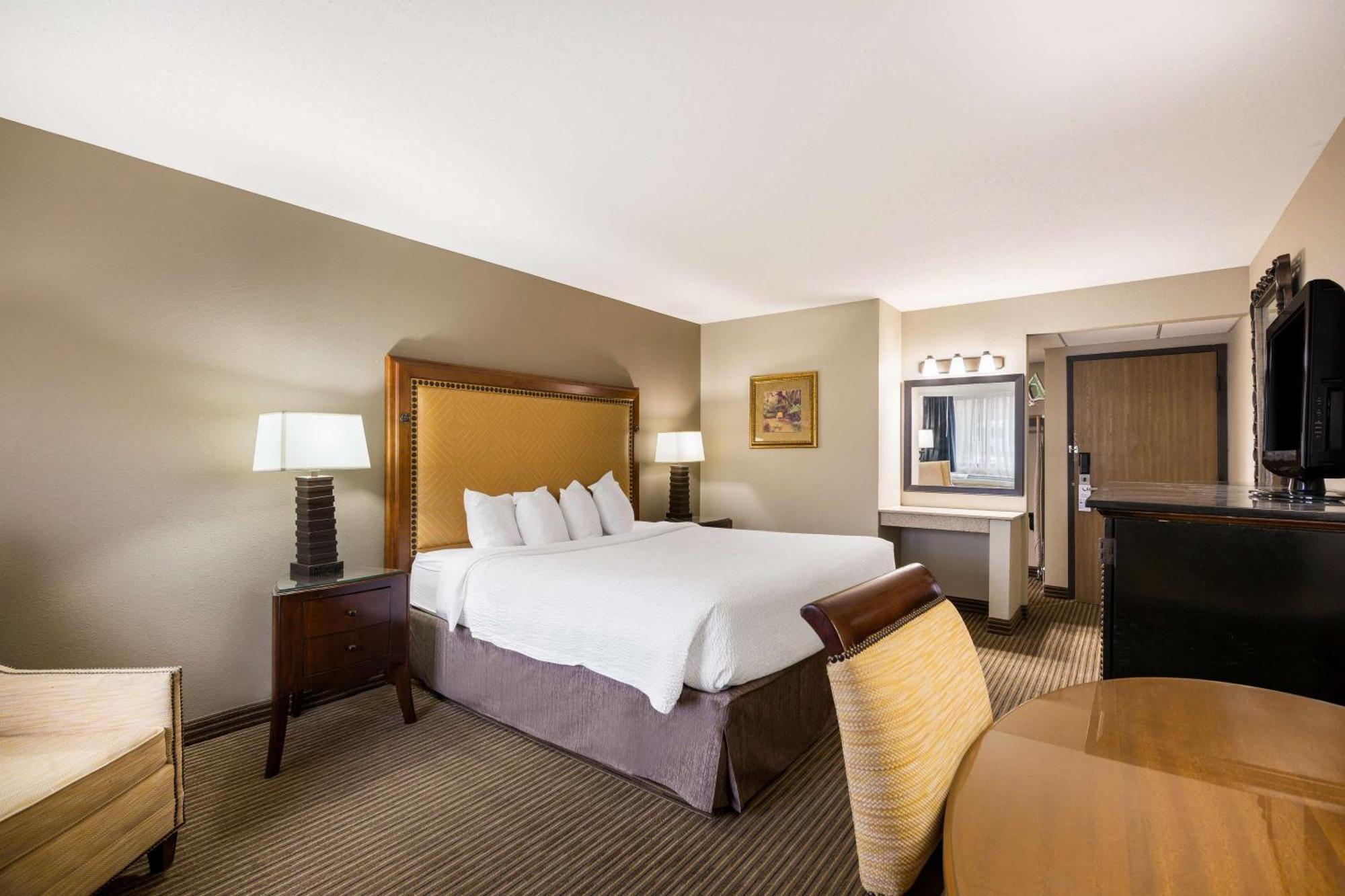 Revel Hotel Minot - Surestay Collection By Best Western Екстер'єр фото