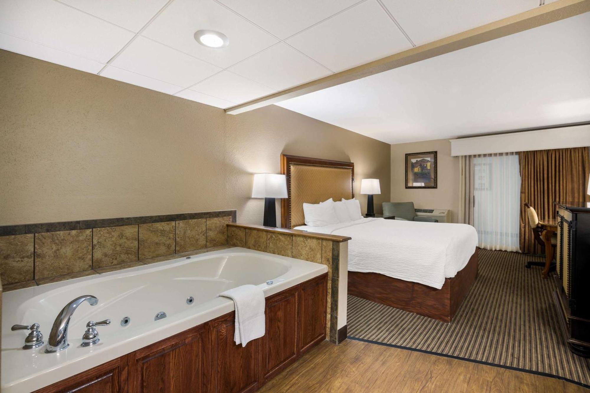 Revel Hotel Minot - Surestay Collection By Best Western Екстер'єр фото