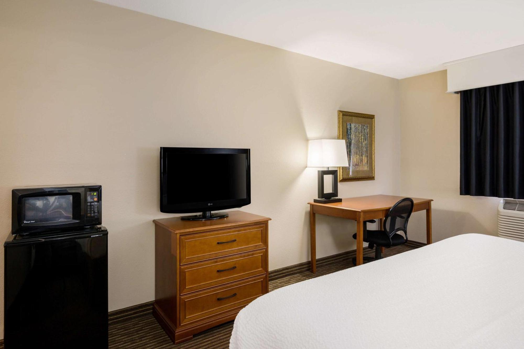 Revel Hotel Minot - Surestay Collection By Best Western Екстер'єр фото