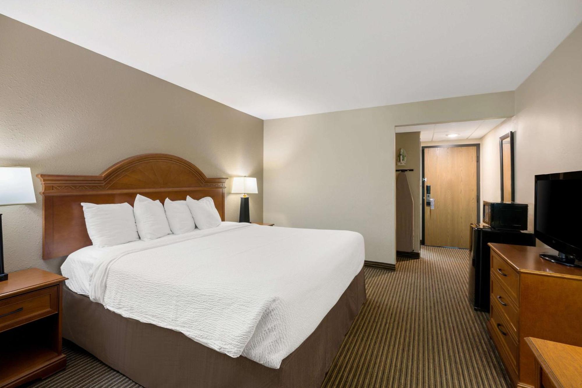 Revel Hotel Minot - Surestay Collection By Best Western Екстер'єр фото
