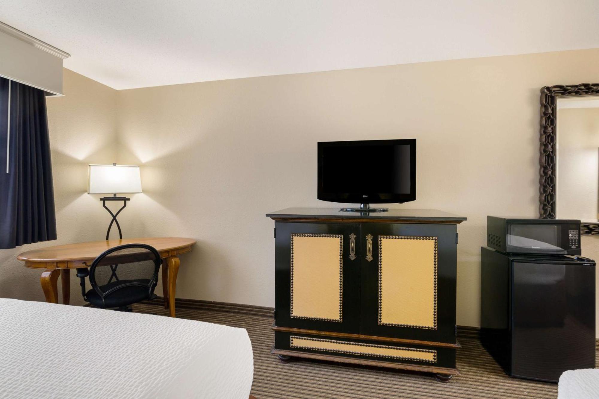 Revel Hotel Minot - Surestay Collection By Best Western Екстер'єр фото