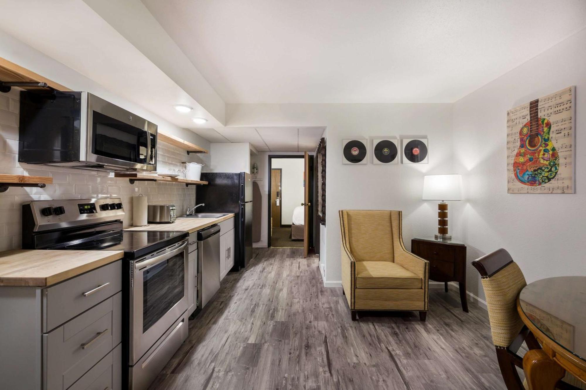 Revel Hotel Minot - Surestay Collection By Best Western Екстер'єр фото